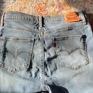 LEVI light washed high waisted jeans